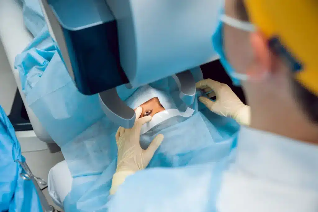 Intervención oftalmológica con equipo médico