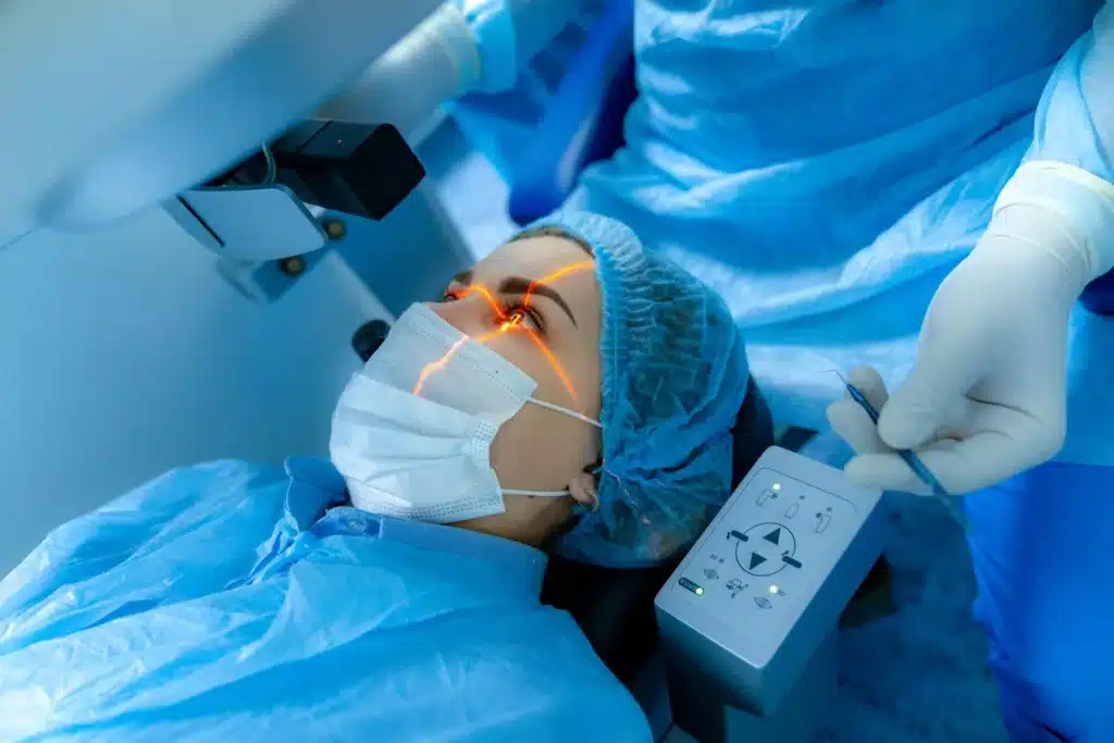 Paciente durante una cirugía de cataratas para la implantación de una lente intraocular