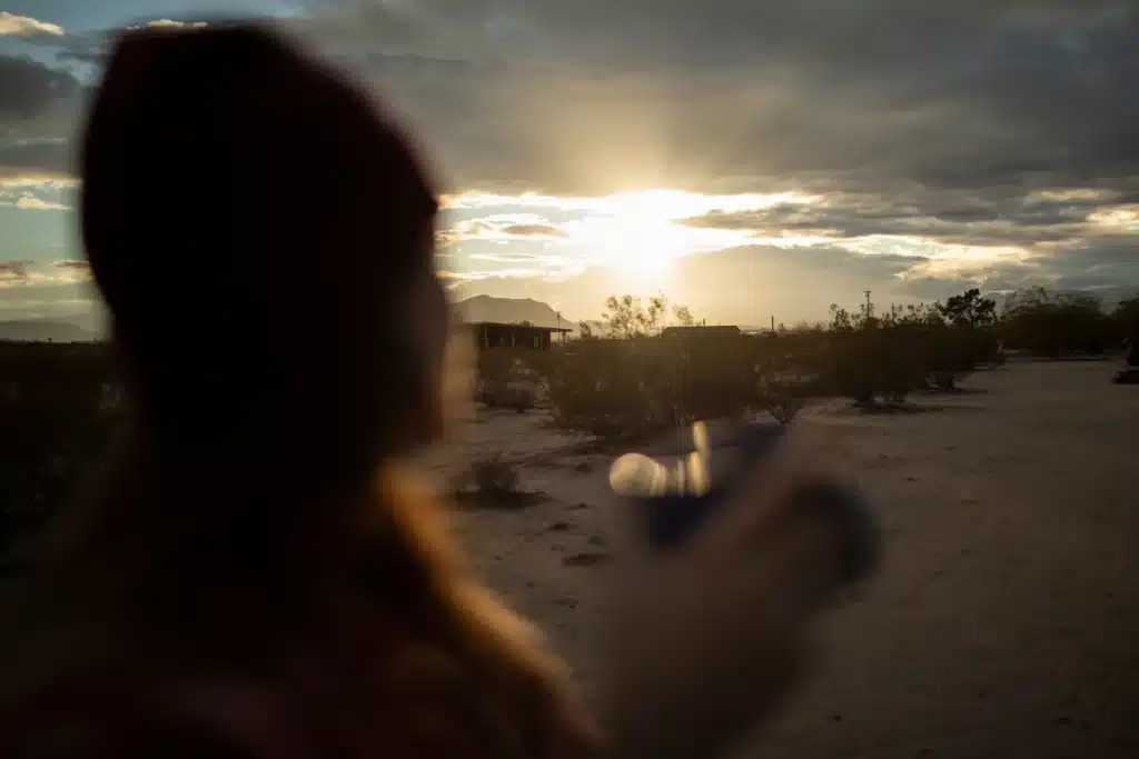 Persona observando el cielo tras un eclipse solar